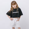 フロントロゴプリントドロップショルダークロップドTシャツ