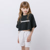 フロントロゴプリントドロップショルダークロップドTシャツ