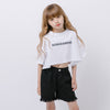 フロントロゴプリントドロップショルダークロップドTシャツ