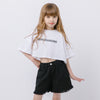 フロントロゴプリントドロップショルダークロップドTシャツ